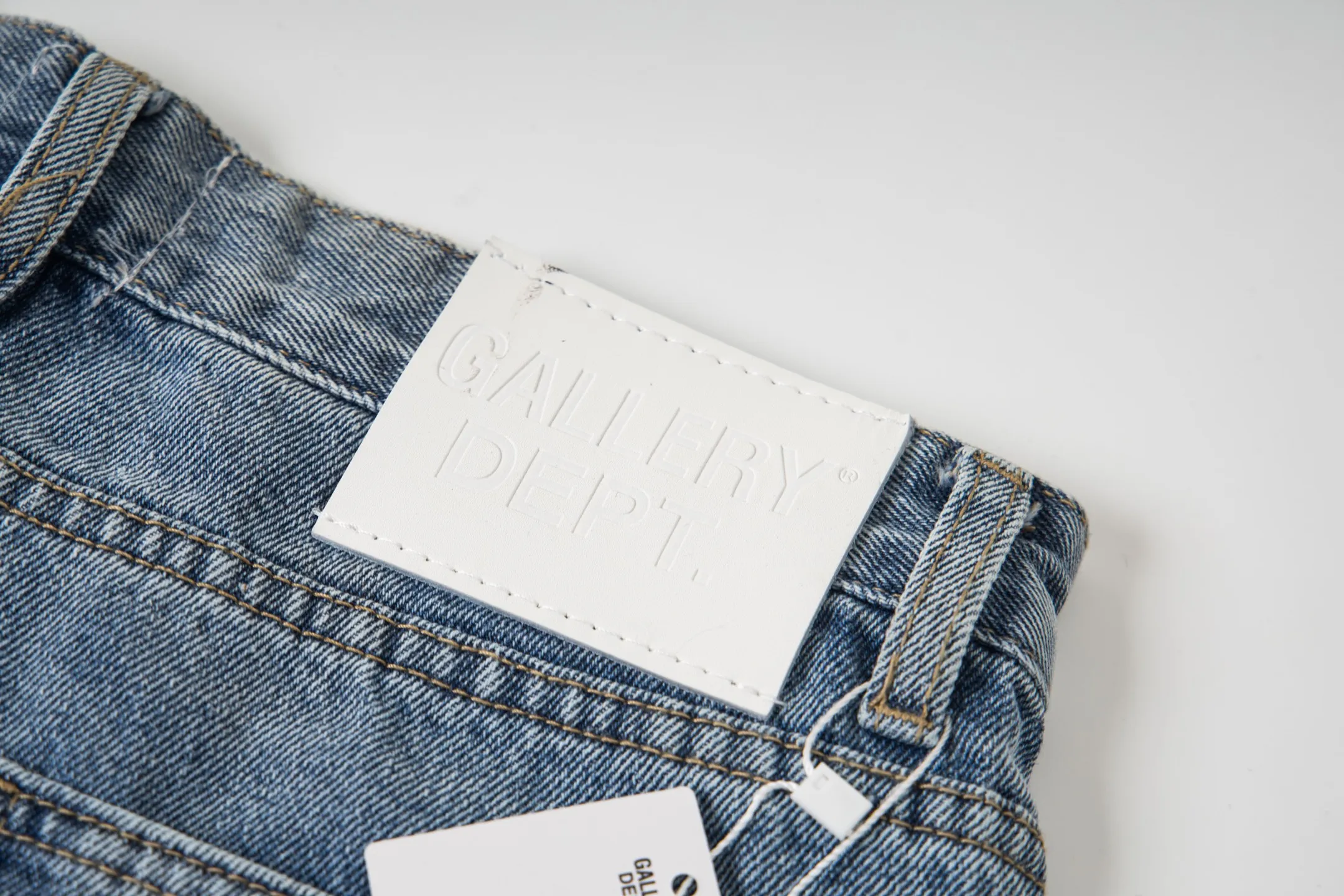 P240 Chrome Hearts Gallery co-branded limited-edition cross-flared flared jeans are a hot item this season and are sought after by countless celebrities and fashionistas. The neat details of the cutting process add color to the playful fashion! The neat and meticulous design, and the well-fitting structure is unique. The upper body not only has outstanding recognition, but also looks younger and younger. A style with the ultimate wearing meaning and performance, gorgeous color matching, and the craftsmanship of this style is also extremely extraordinary. After the finished product is washed, it is disassembled and hand-made with sheepskin cross leather and then spliced ​​together to complete. The whole piece has too many craftsmanship to describe. It is decorated with patchwork cross flowers and high-waisted washed jeans! ! Absolutely high-end luxury product, a god-level single product, a super popular product, made by top heavy industry, a magic weapon that cannot be missed to hit the streets. Style number: 1843 Size: 28 30 32 34 36 Color: blue